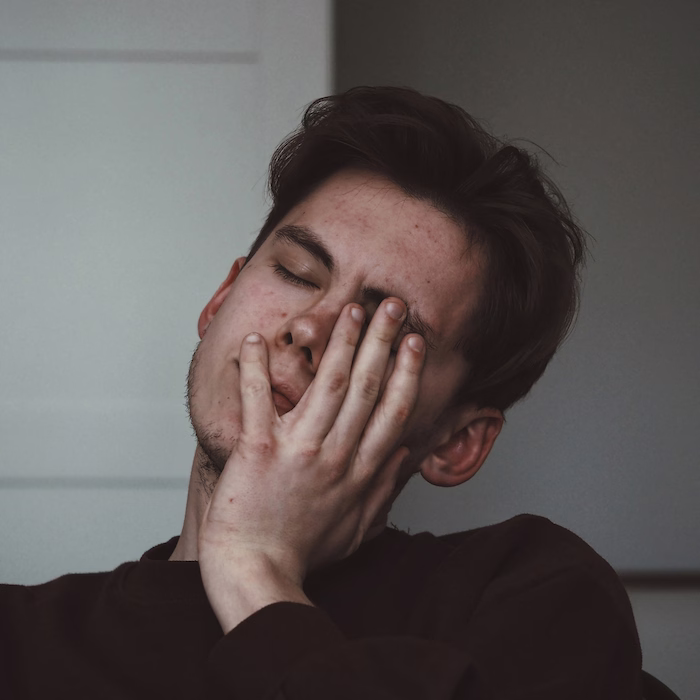 Man experiencing possible side effects of consuming garlic powder